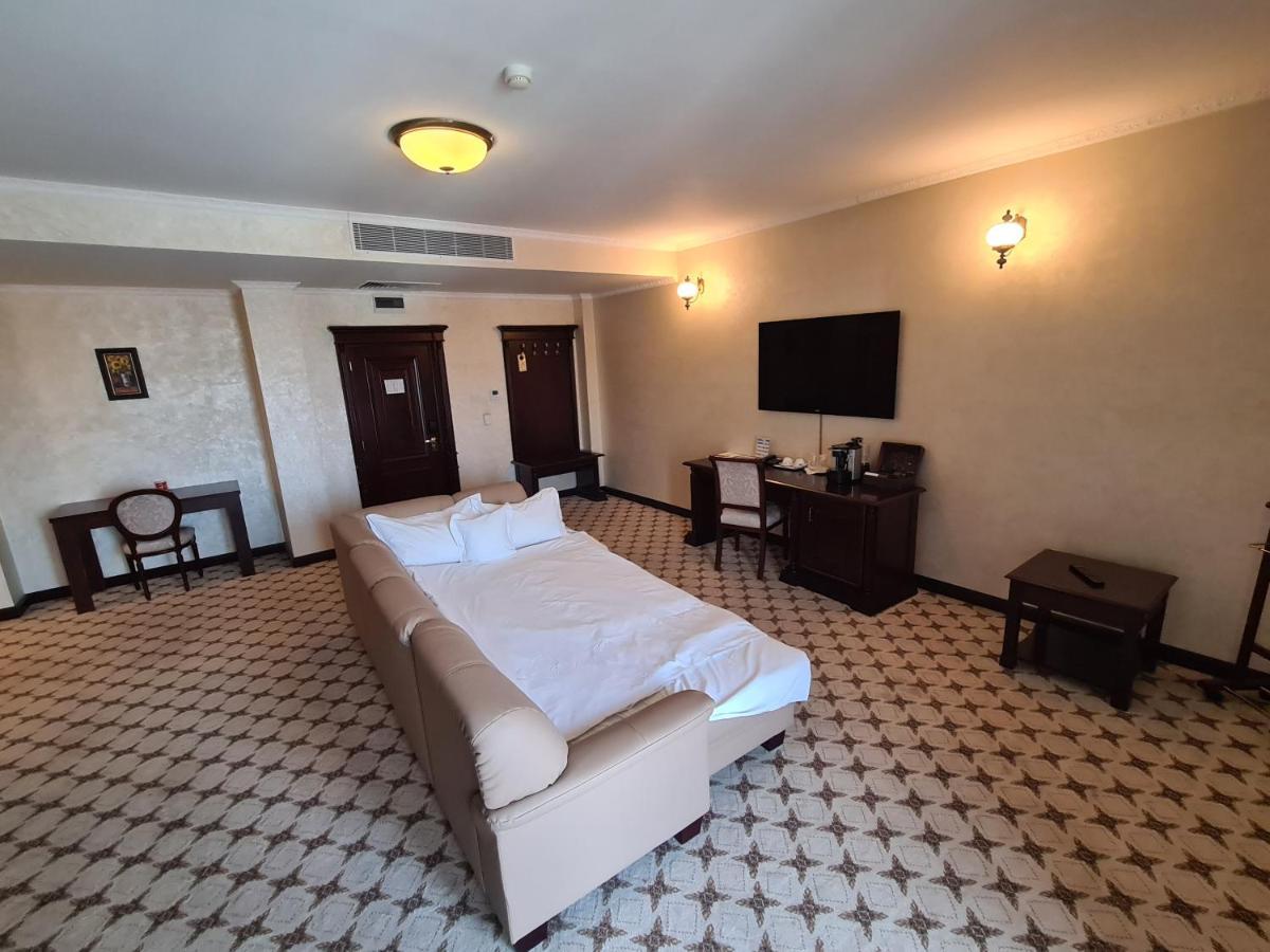 Hotel Golden House Craiova Exteriör bild